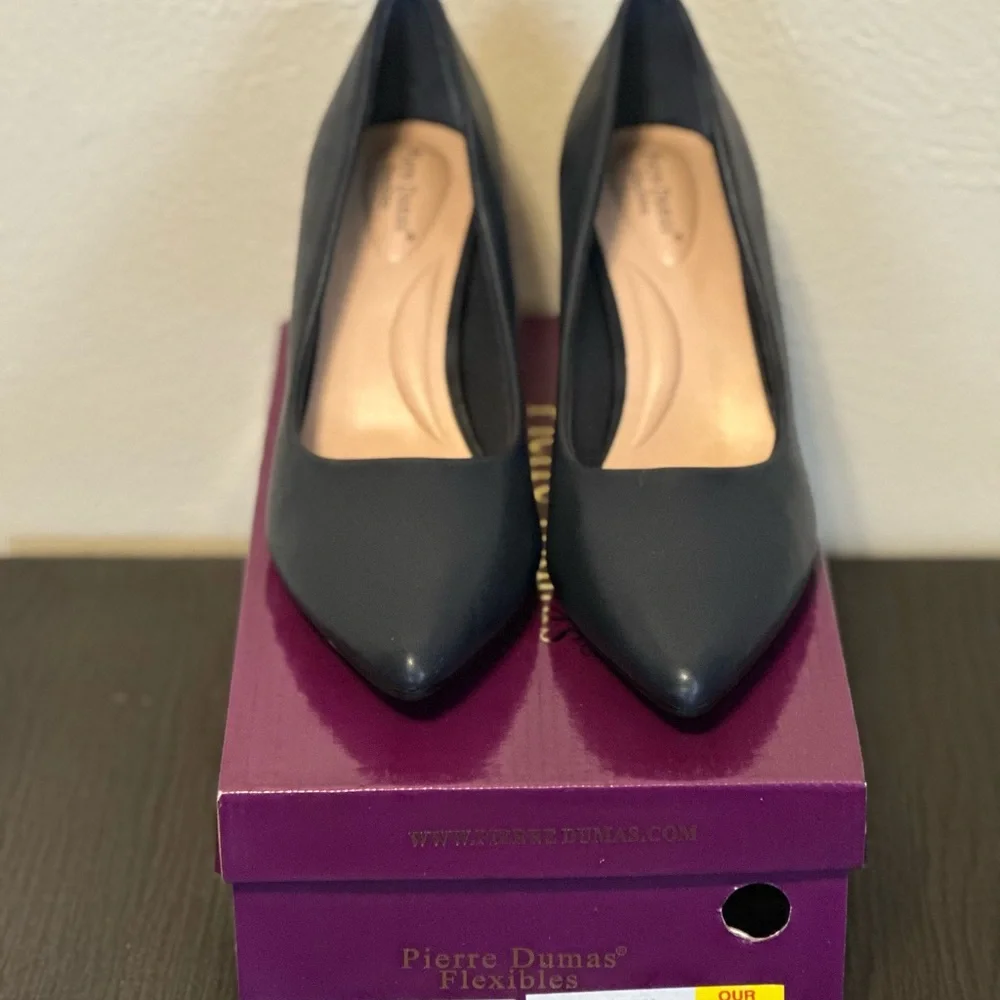 Pierre Dumas Women's Navy Heels - Picture 1 of 3